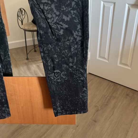 Skinny jeans by 7 for all mankind sz 31-32 in a selicate black print - Picture 4 of 5